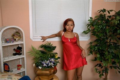 Güzel Asya Amatör Gia Kayma dışarı bu Kırmızı nightie ve Dantel iç çamaşırı