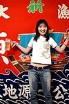 Aziatische chick maiko kazano doet Niet verbergen haar groot schudden meloenen Van De camera