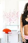 sportief Aziatische chick Asa Akira sexily verplaatst De Heetste Flexibel lichaam in strak Doeken