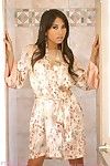 Smukłe Azji kusicielka Nyomi Marcela paski z z jej piękne lingerie.