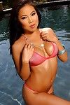 bagnato giro boobed Asiatico Babe thuy Li pose in rivelando ROSA Bikini in il sole