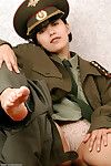 Kore Amatör Elena sıyırma kapalı askeri üniforma için poz çıplak