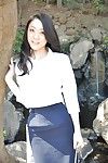 Aziatische milf Saeko Kojima is tonen haar kont terwijl outdoor