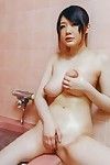 Busty Kochanie Rie Tachikawa to trzeć jej duży melony i masturbuje się noob z prysznic