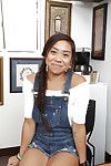 Lindo Asiático primero temporizador Lucy Li Mostrando off Tonificado Tanga vestidos de Culo las mejillas