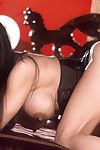 Belle pornstar Mimi Miyagi montre Son gros seins jaillissant gratuit À partir de Son black, tight, corset