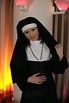 kinky Aziatische Rika Sakurai zet op een nonnen uniform, dan Klappen en krijgt een Hardcore beukende