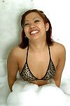 amateur milf Gia doffing Bikini in bad naar masturberen haar Aziatische kut