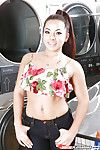 एशियाई पॉर्न स्टार मॉर्गन ली baring सुन्दर स्तन इससे पहले मैस्टर्बेटिंग पर लॉन्ड्रोमैट