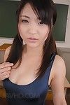 Aziatische chick Kanna Harumi Kreeg haar kont op De Verdieping in De Klas en masturberen haar de gelaarsde kat met vibrator