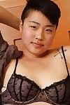 geil Asiatische Babe Melissa Strippen und Necken Ihr nass Haarige Fotze