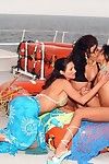 kinky lesbische Kaylani Lei met vriendinnen zijn in De open zee het hebben van De Vervelende likken