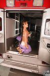 Asiatico milf Mia Sorrisi è in il camion stripping e giocare Con il panty