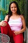Aziatische eerste timer Lori onthulling breed open Roze kut voor masturbatie