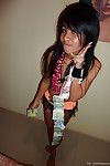 mała tajski Bar Dziewczyna Pokazując off jej ogolone cipki dla Pieniądze