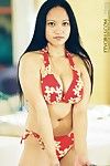 Exotische Küken Ftv maya in Rot schwimmen Anzug immer Ihr Titten und Schlitz out.