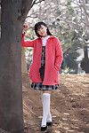 slank jong Aziatische Babe Youko Sasaoka houdingen outdoor en indoor Totaal naakt