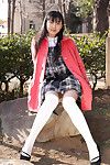 slank jong Aziatische Babe Youko Sasaoka houdingen outdoor en indoor Totaal naakt