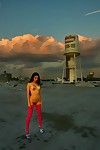 Длинноногая Восточная дива Джейд Мегера с Большой сиськи Полоски офф ее розовый колготки в показать ее лысый Урвать