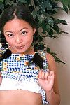Азии первый Таймер Эми раздевание в модель Голые в косички на стул