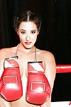 Asiático pornstar Eva Lovia posando desnudo en boxeo anillo usar Negro botas