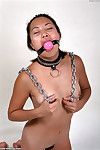 kinky Aziatische amateur Jennifer modellering in ketens en bal Gag