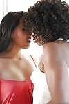 आबनूस और एशियाई महिला मिस्टी पत्थर और एंजेलीना चुंग जीभ चुंबन