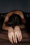 peituda Tailandês menina ree exibindo Peludo buceta no Cama antes de se masturbando