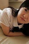 Aziatische Babe Ayane Ikeuchi poseren in rok en panty bares tiny tieten