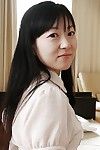 Asiatique Babe Ayane Ikeuchi posant dans Jupe et collants bares Minuscule seins