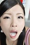 Asiatische teen Mana Kikuchi gibt Kopf und bekommt Mund Voll der cremig Sperma