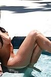 bagnato Asiatico Bruna Babe Valentina Vaughn in sexy Bikini espone Il suo bene corpo in il piscina