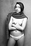 Aziatische lieverd Babe meiko askara is het nemen van uit haar sweatshirt en sexily poseren naakt en resultaat spannend lichaam