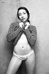 亚洲 亲爱的 贝贝 明光 askara 是 服 关闭 她的 运动衫 和 很性感 构成 裸体的 和 表示 令人兴奋 身体