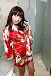 Azji Kochanie Marika Hase pokazuje jej małe cycki a masturbuje się