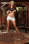 Grande travasato Asiatico stunner Mia Lelani pose Totalmente nudo e espone Il suo stretto fessura