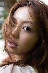 Caliente y sexy Morena chick de japón Yura Aikawa es sexily posando al aire libre bajo el Árbol