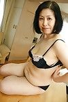 Asiático milf Toyomi Furui muestra nosotros su Lindo amplia abierto vagina!
