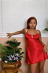 Güzel Asya Amatör Gia Kayma dışarı bu Kırmızı nightie ve Dantel iç çamaşırı