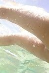 cam es grabación el Hermosa desnudo Cuerpo de sexy Nao yoshizaki bajo agua