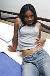 Sedutor Tailandês Babe expondo ela alegre peitos e raspado fenda