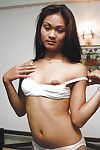 Sedutor Tailandês Babe expondo ela alegre peitos e raspado fenda