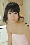 Asya teen Yuka Kojima vitrine onu sikilesi eğrileri sonra Banyo