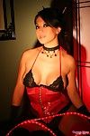 Exóticos grande tetas Belleza Gianna Lynn vestido en rojo y Negro toma vidrio Consolador en su Coño