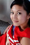 पूर्वी एशियन लड़की सेबल सिम्स में लाल वर्दी फैलता है उसके विदेशी चूत खुला के साथ कोई शर्म की बात है