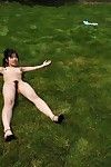 Caliente Asiático Adolescente Babe youzn Los ídolos es ejecución en el la hierba glade todos Desnudo y Mostrando su Peludo Coño