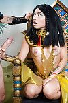 Aziatische Brunette Rina ellis Neuken groot dick in cleopatra Outfit