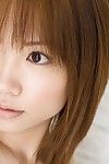 Aziatische porno model Reika Shiina verleidt met een zie Door Jurk en haar weinig tieten in een solo sessie