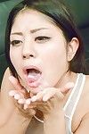 Sporca Asiatico gadget Konatsu Hinata è succhiare il teste di cazzo e degustazioni loro precum