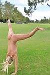 Atractivo De hadas Chica el derramamiento de Spandex Pantalones y Dominante a pose Desnudo en público parque